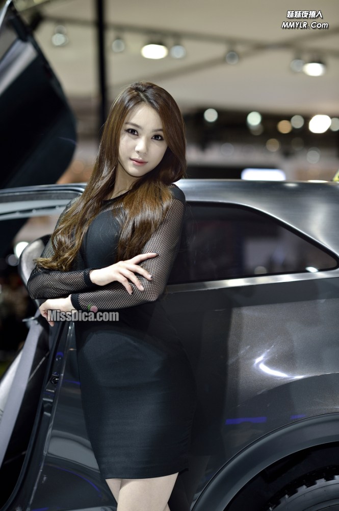 超有女人味的超短美女车模