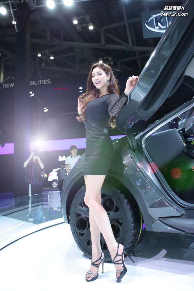 超有女人味的超短美女车模