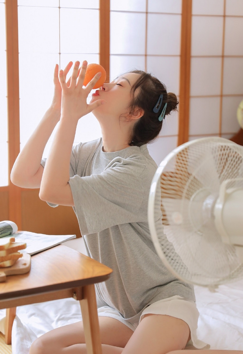 丸子头俏皮美女明眸皓齿私人拍摄