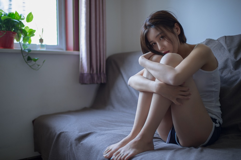 短发吊带体恤美女秀美腿