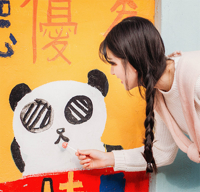 大眼浓眉皮肤嫩白的清纯马尾辫美女