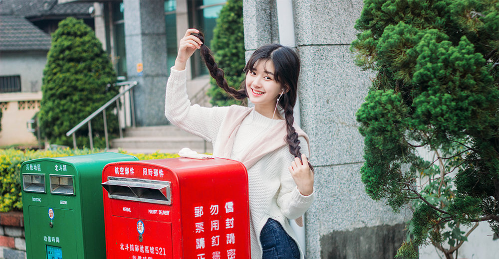 大眼浓眉皮肤嫩白的清纯马尾辫美女