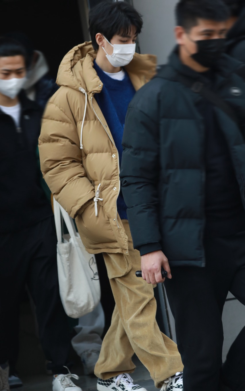 王俊凯百花迎春晚会录制路透保暖又时尚图片