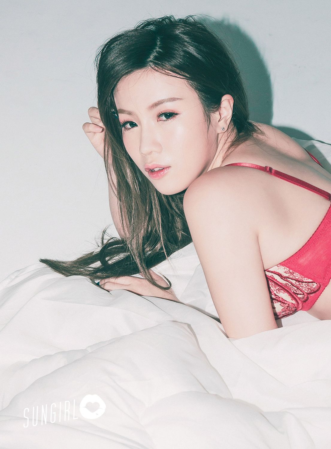 优优人体艺术美女蕾丝内衣床上108种姿势半裸写真