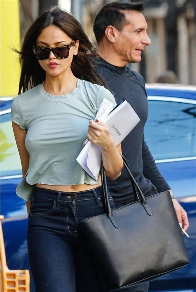 街拍美女：紧身牛仔裤美女真空出境 波涛汹涌 呼之欲出