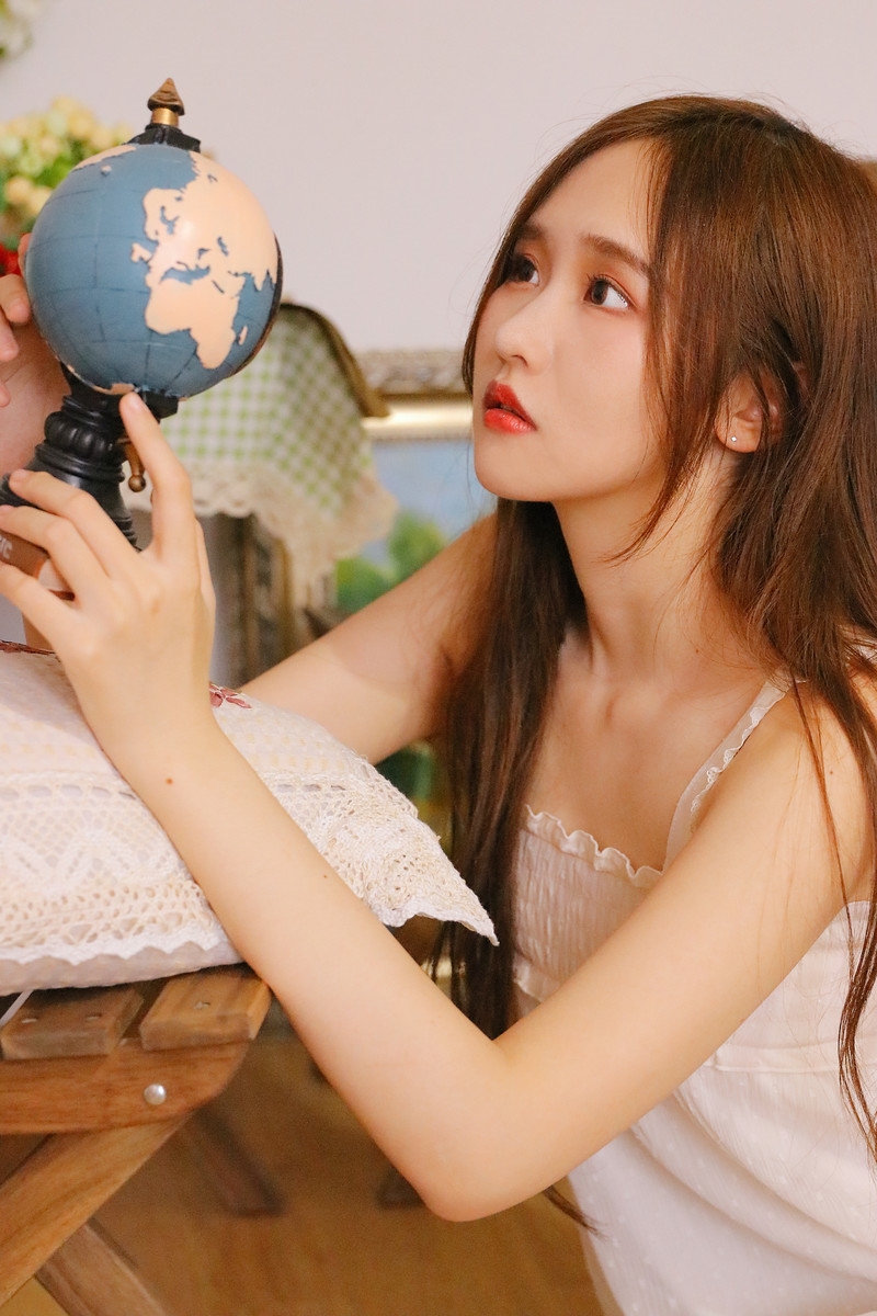 清纯美少女私房白丝美腿香艳诱人甜美女孩图片