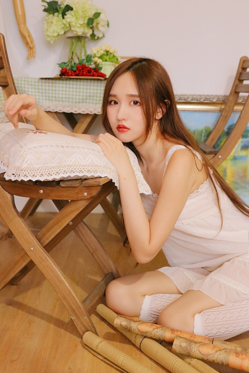 清纯美少女私房白丝美腿香艳诱人甜美女孩图片