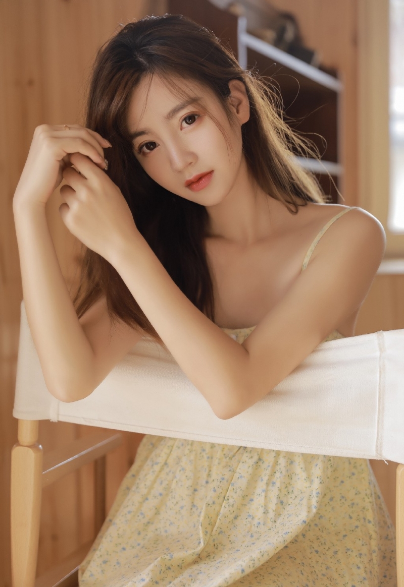早安少女吊带睡裙慵懒随性写真
