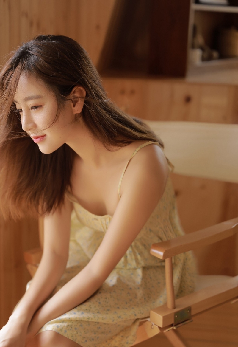 早安少女吊带睡裙慵懒随性写真