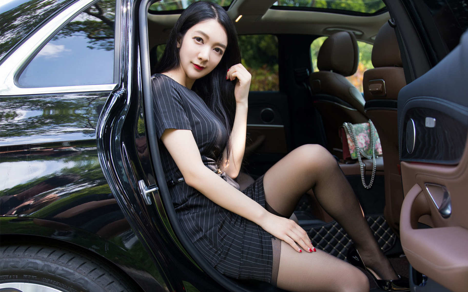 被称为小迪丽热巴的香车美人天生媚骨雪白大波迷人艺术照
