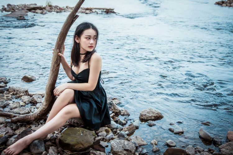 被称为小迪丽热巴的香车美人天生媚骨雪白大波迷人艺术照