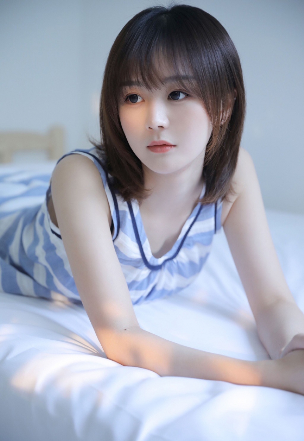 极品漂亮短发美女尤物水嫩清纯可爱床上人体艺术写真