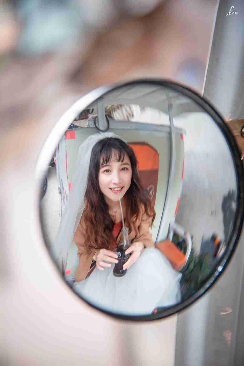 人间巨乳尤物身着半透蕾丝内衣美女高清人体艺术拍拍