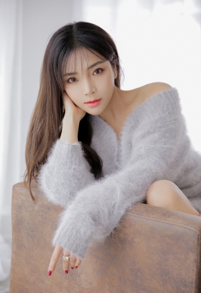 长腿气质佳人香肩雪白撩人美女图
