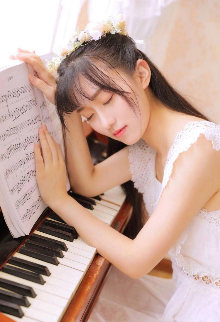 妖娆名媛气质美女风骚宾馆摆弄骚姿性感长腿火辣图片