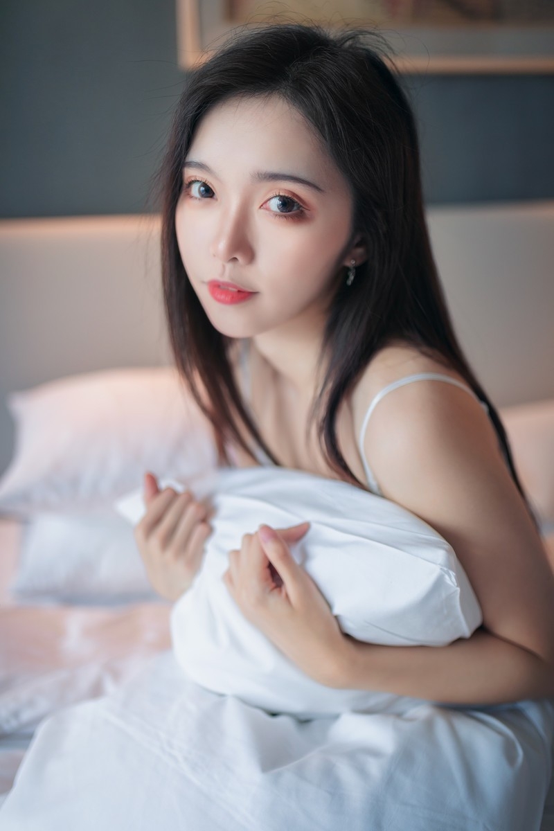 娇媚小女人床上千娇百媚私房照