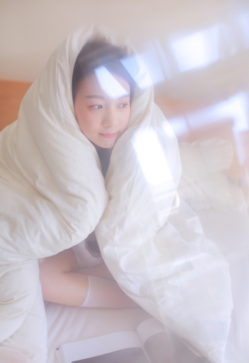 浴室美女白色衬衣下半身失踪图片