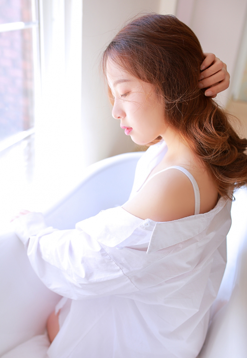 浴室美女白色衬衣下半身失踪图片