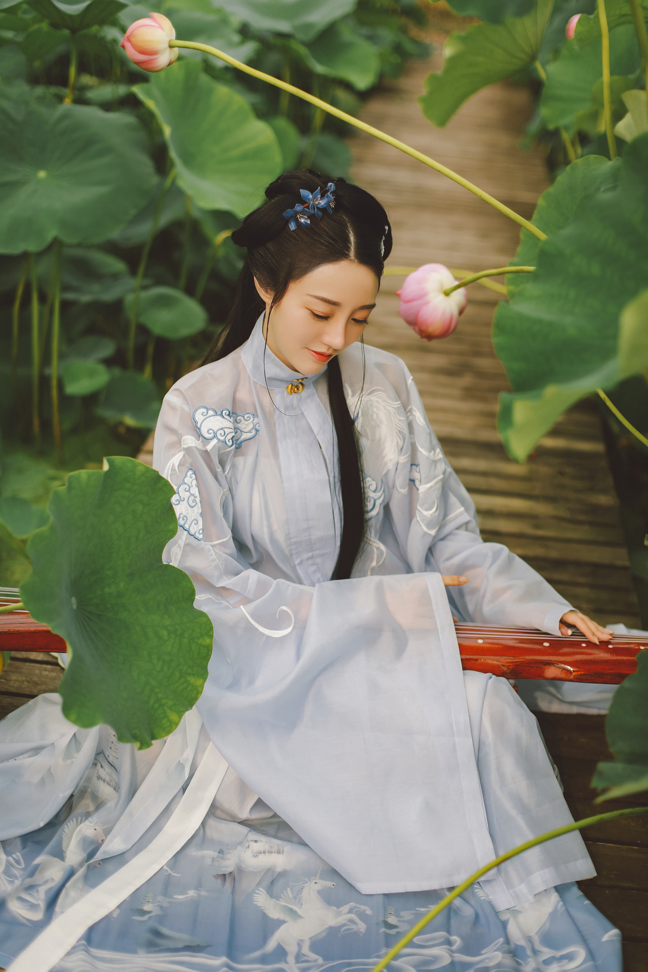 夏日荷塘美女淡色古装摄影图