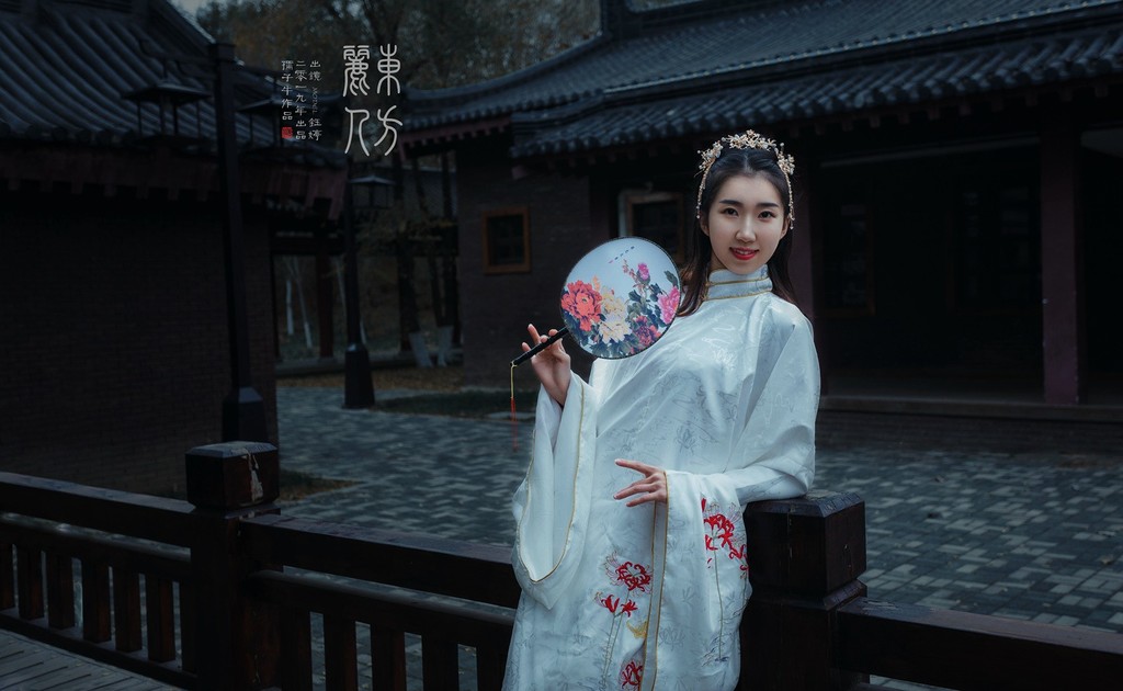 优雅知性的汉服美女光线朦胧养眼复古风古装摄影