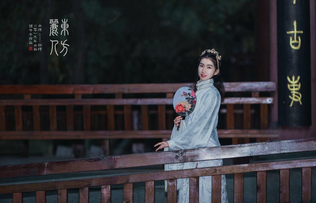 优雅知性的汉服美女光线朦胧养眼复古风古装摄影