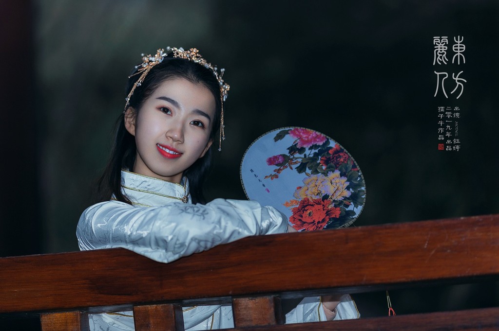 优雅知性的汉服美女光线朦胧养眼复古风古装摄影