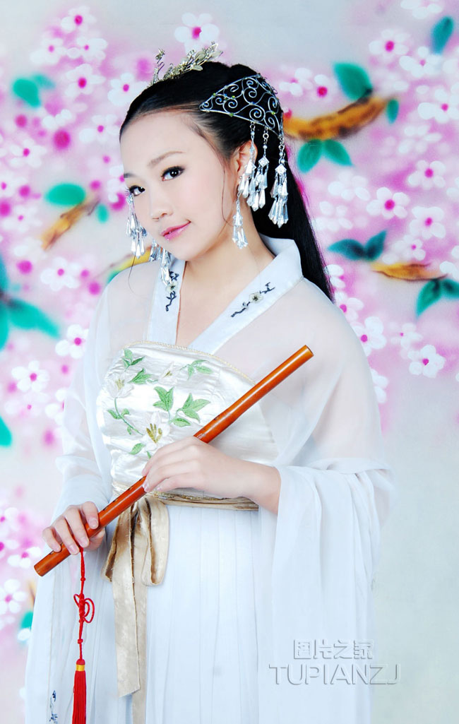 惹人怜爱清纯古装美女照 展甜美笑容