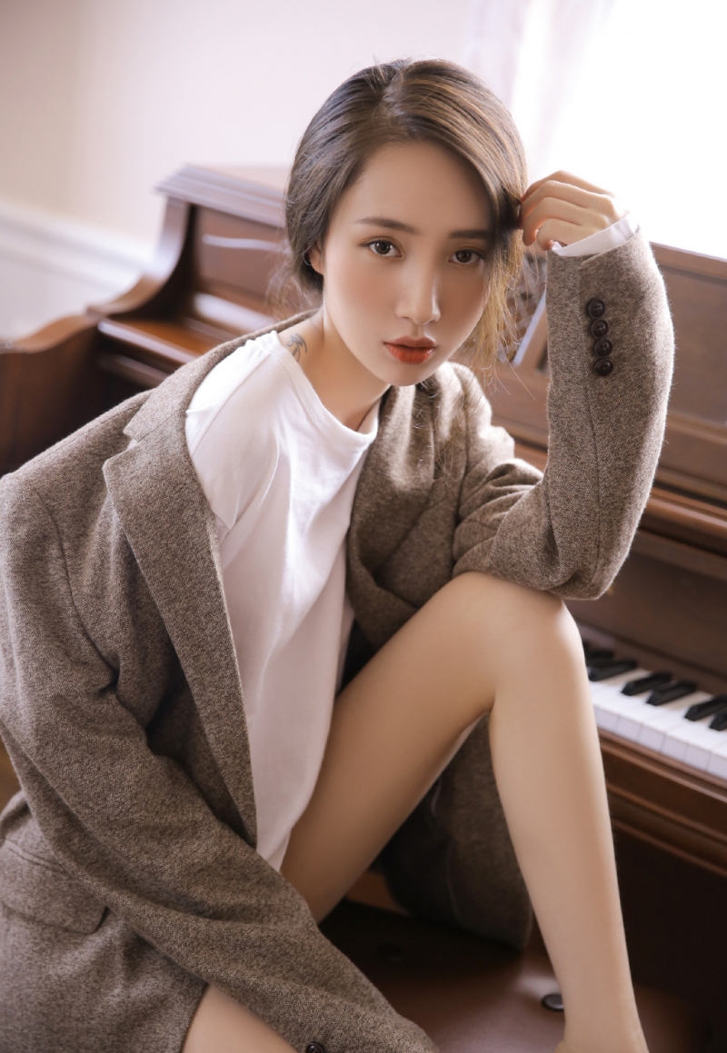 美女御姐修长美腿室内个人写真