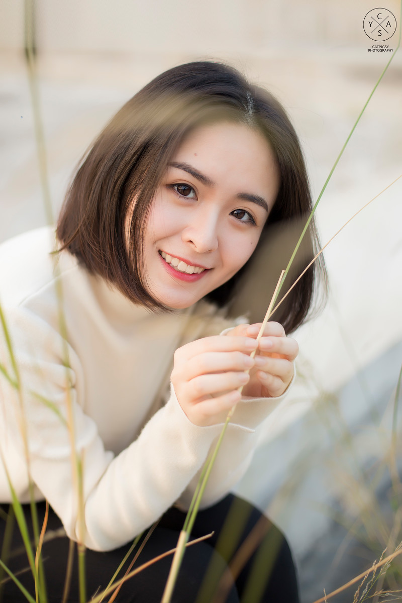 学生头短发素颜美女