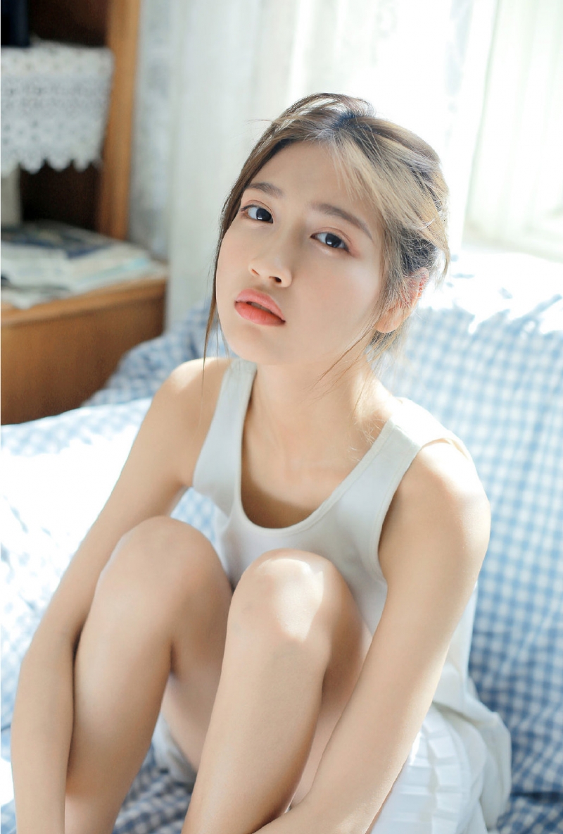 沙发上的睡衣美女清新气质写真