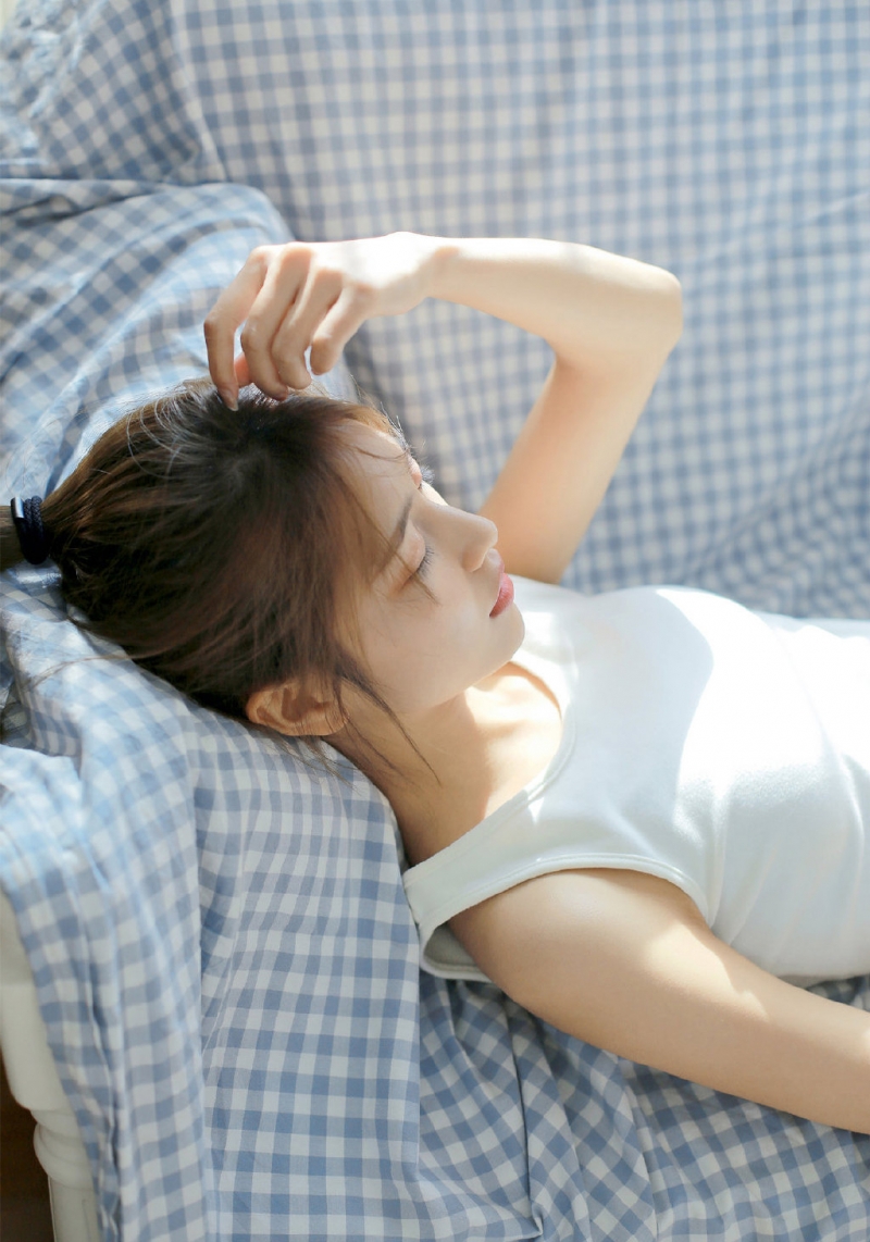 沙发上的睡衣美女清新气质写真