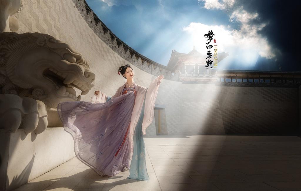 汉服少女衣着暴露奢华古风摄影图片