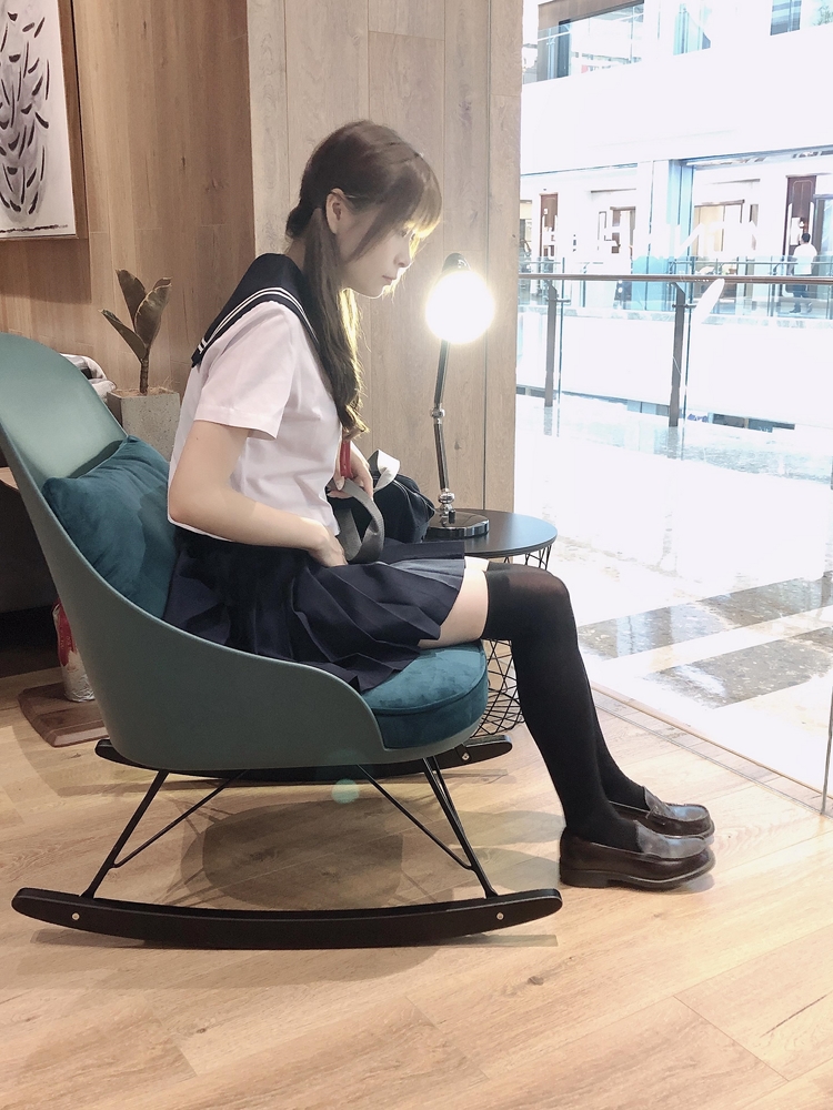 双马尾制服萌妹女孩黑丝美腿街拍养眼写真图片