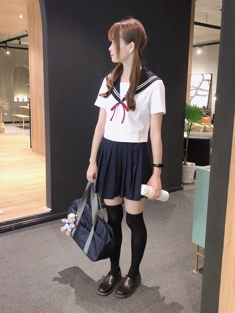 双马尾制服萌妹女孩黑丝美腿街拍养眼写真图片