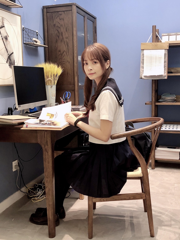 双马尾制服萌妹女孩黑丝美腿街拍养眼写真图片