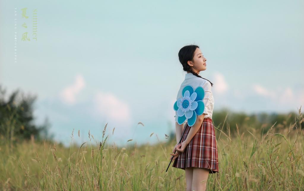 元气少女制服短裙黑丝美腿写真