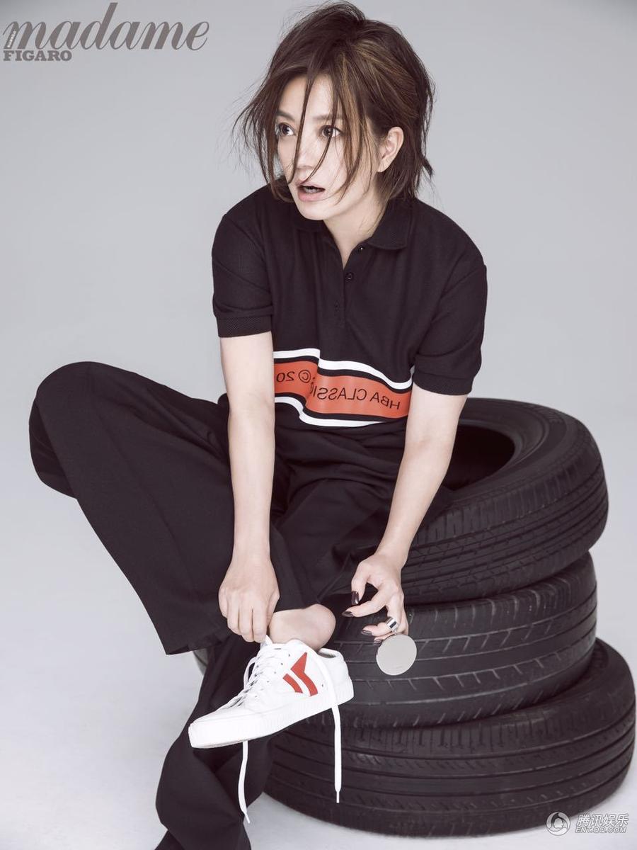 赵薇帅气短发写真图片  表情俏皮无架子