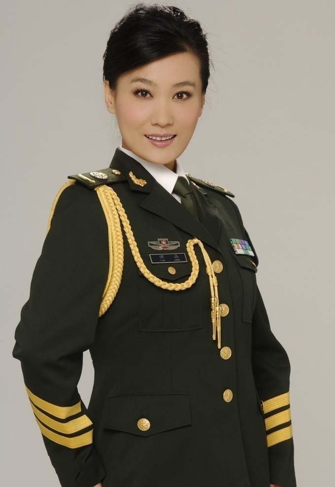 谭晶军装靓照 优美女子兵