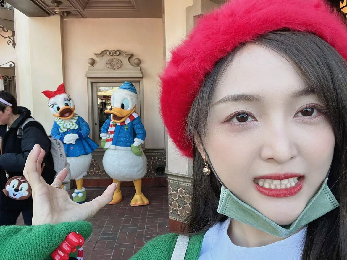 吴宣仪晒迪士尼游客照少女感满分