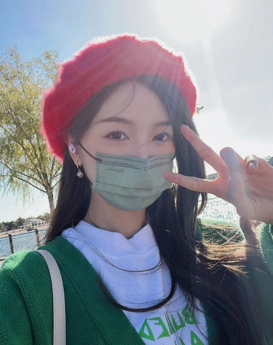 吴宣仪晒迪士尼游客照少女感满分
