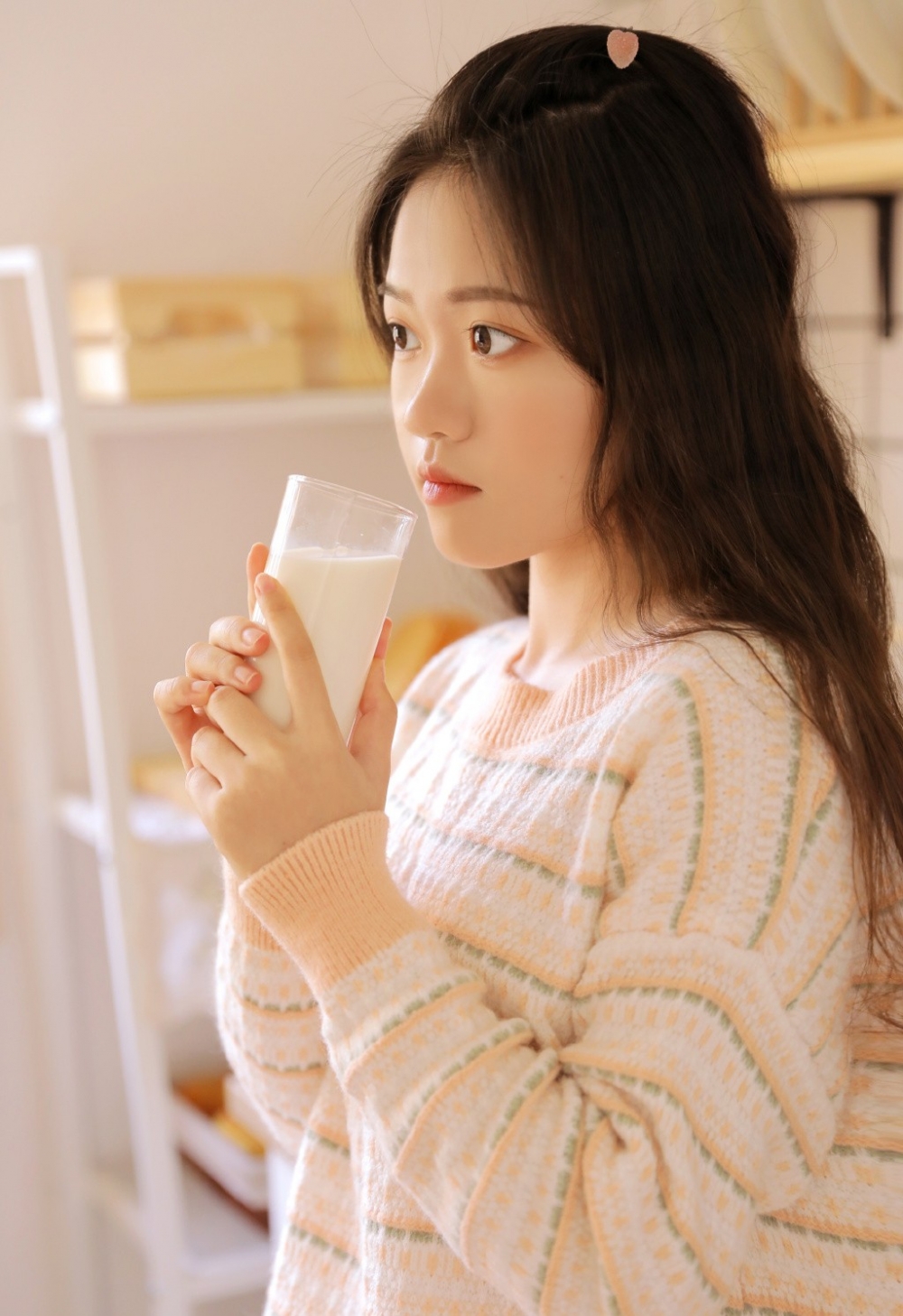 00后粉嫩小妹迷人桃花眼青涩娇羞稚嫩可爱图片