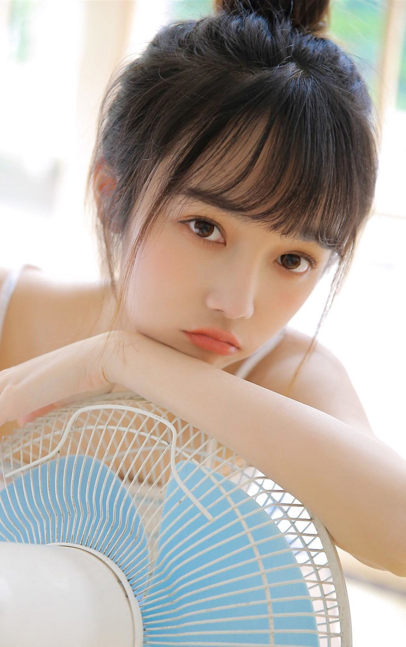 大眼睛清纯美女日式丸子头吊带衫小露香肩私房写真