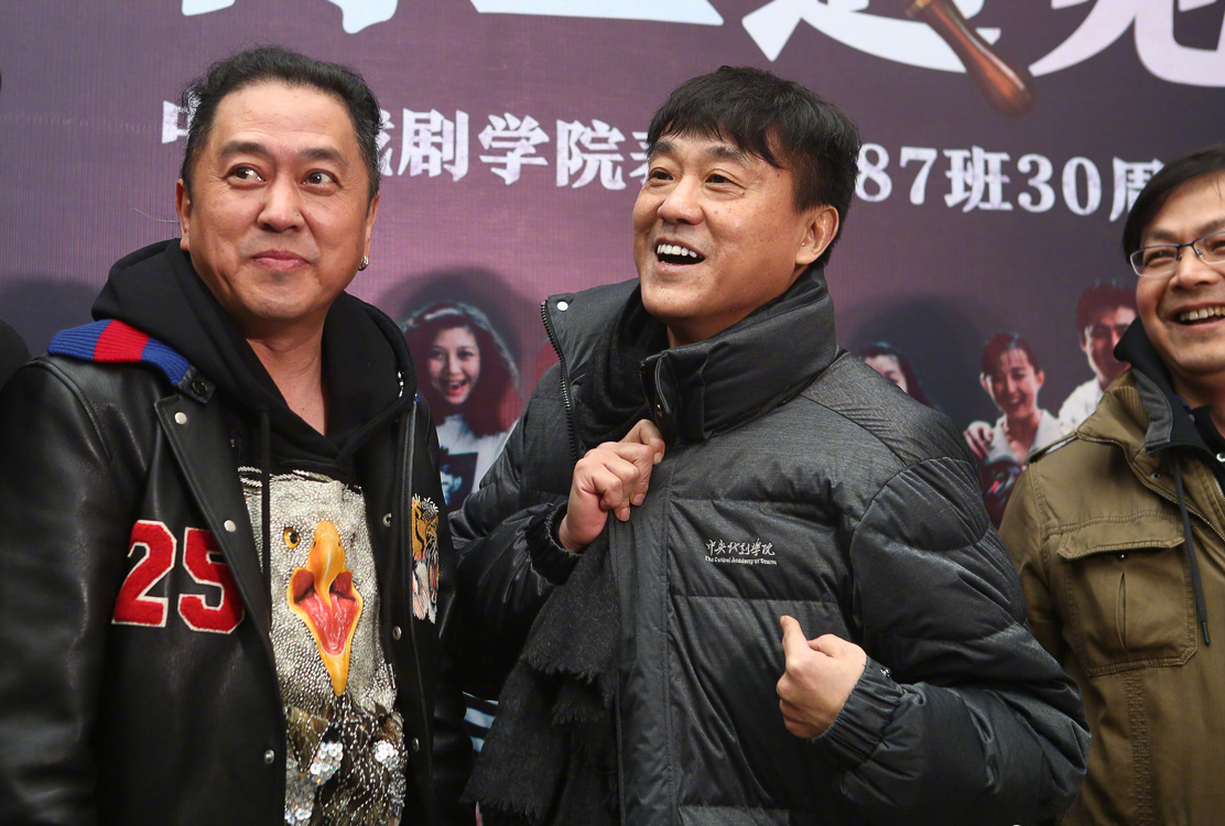 何冰30周年班会活动照 场面温馨感人