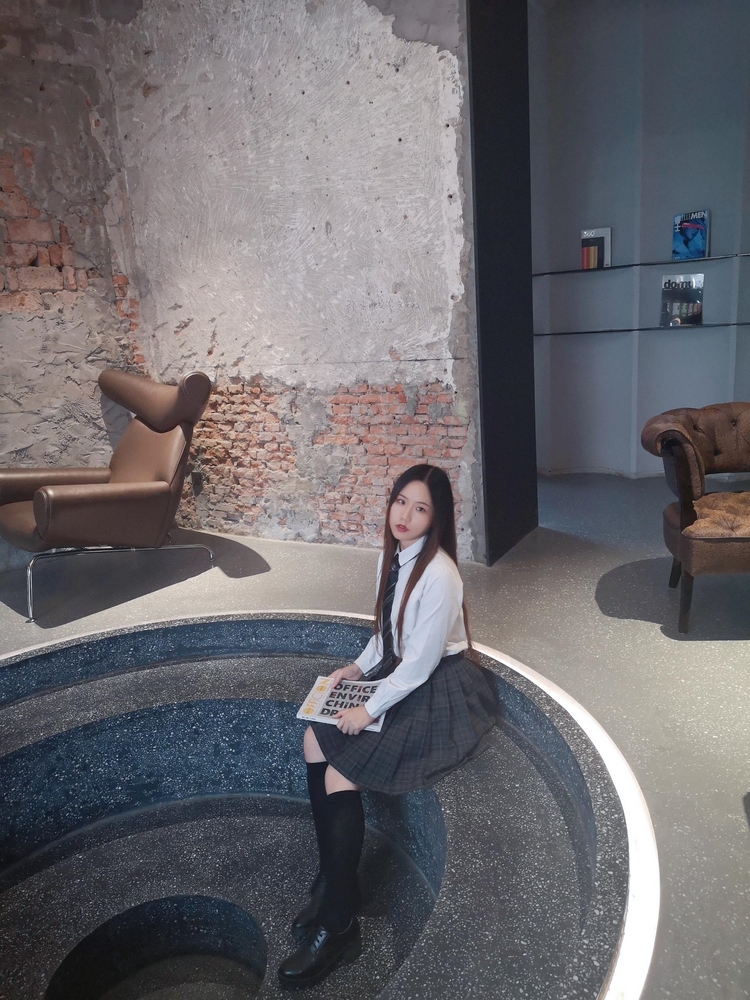 校园美女放学后黑丝短裙美腿养眼吸晴自拍照片