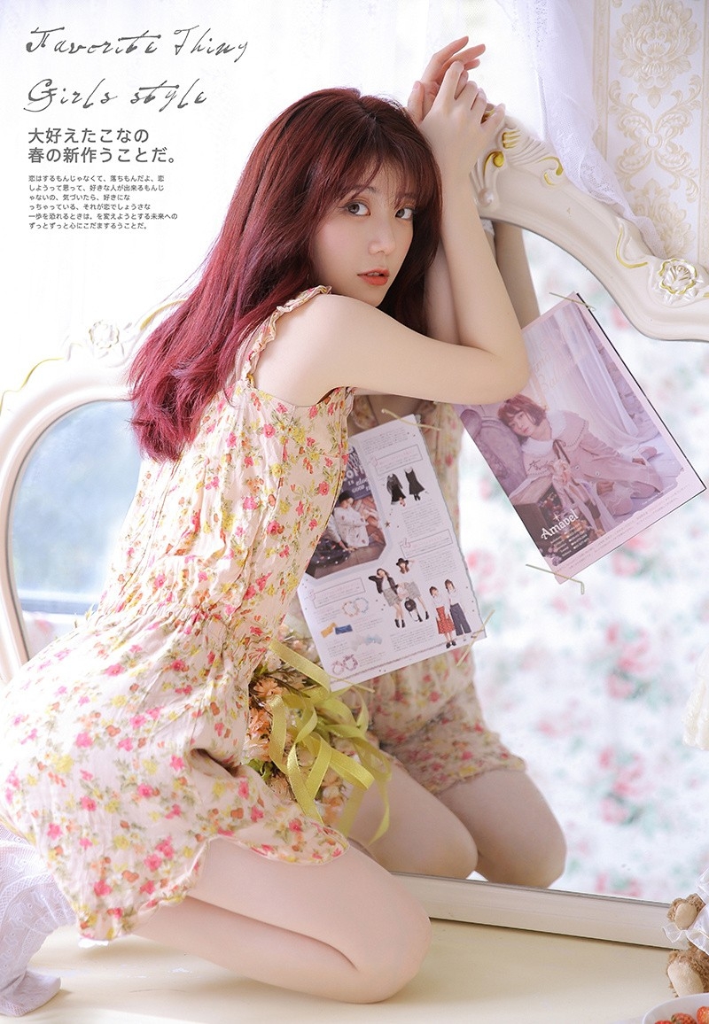 性感小美女吊带碎花裙居家个人写真
