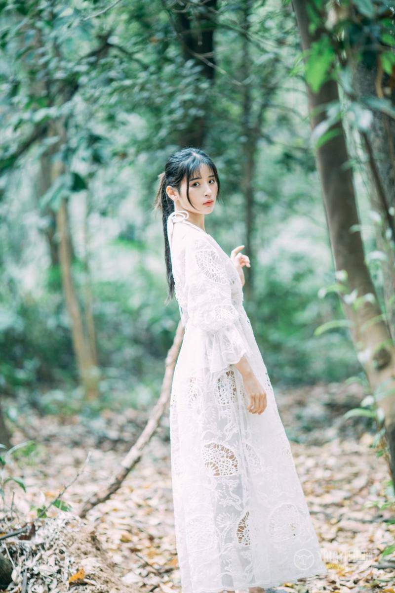 梦中女神户外空灵唯美长裙激情诱惑人体艺术写真图片