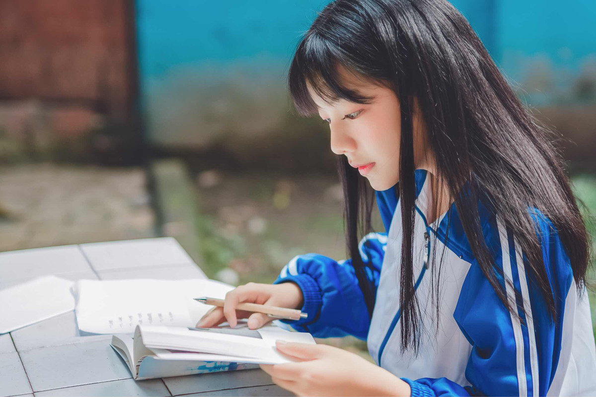 穿校服的校园刘海美女学生