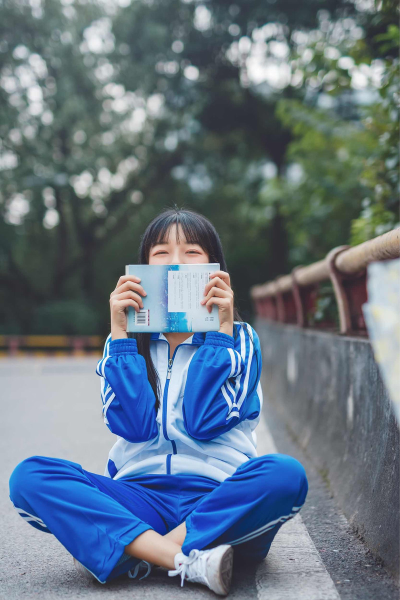 穿校服的校园刘海美女学生