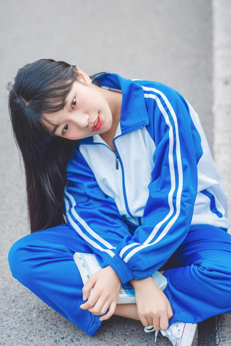 穿校服的校园刘海美女学生