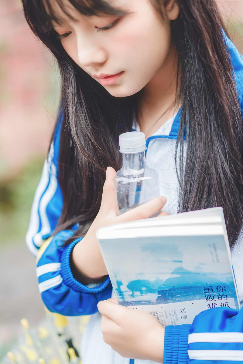 穿校服的校园刘海美女学生